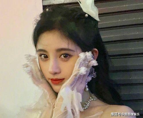 娱乐圈吃瓜鞠婧祎是谁,娱乐圈的“吃瓜”焦点，揭秘她的星途历程